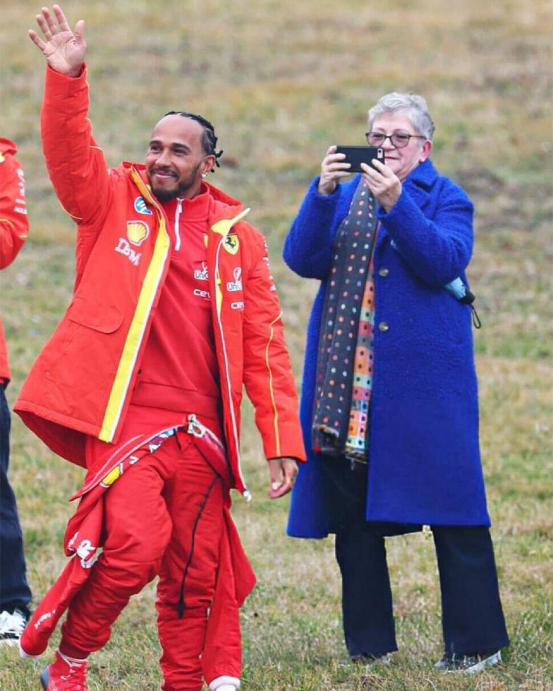 梅赛德斯险胜哈斯车队，汉密尔顿带队取胜