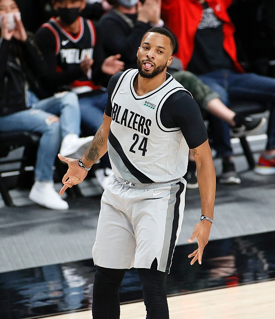 摩洛哥鏖战瑞士，马丁内利扛起全队