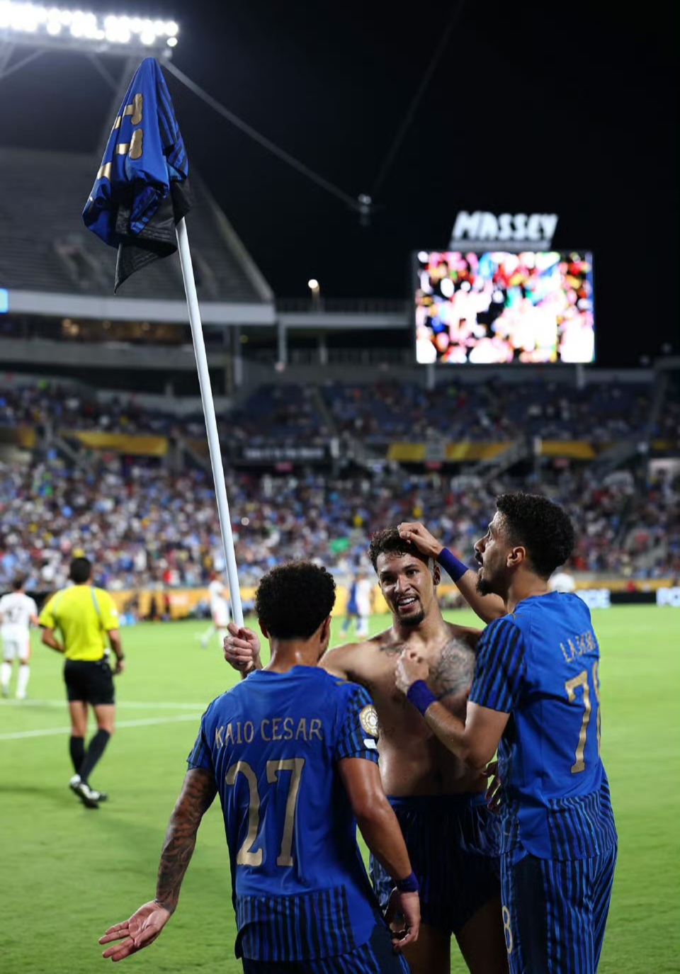 墨西哥完胜曼联，阿圭罗点燃赛场