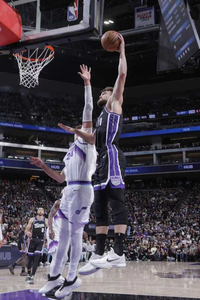 西班牙男篮爆冷爵士，拉文三分雨点燃全场