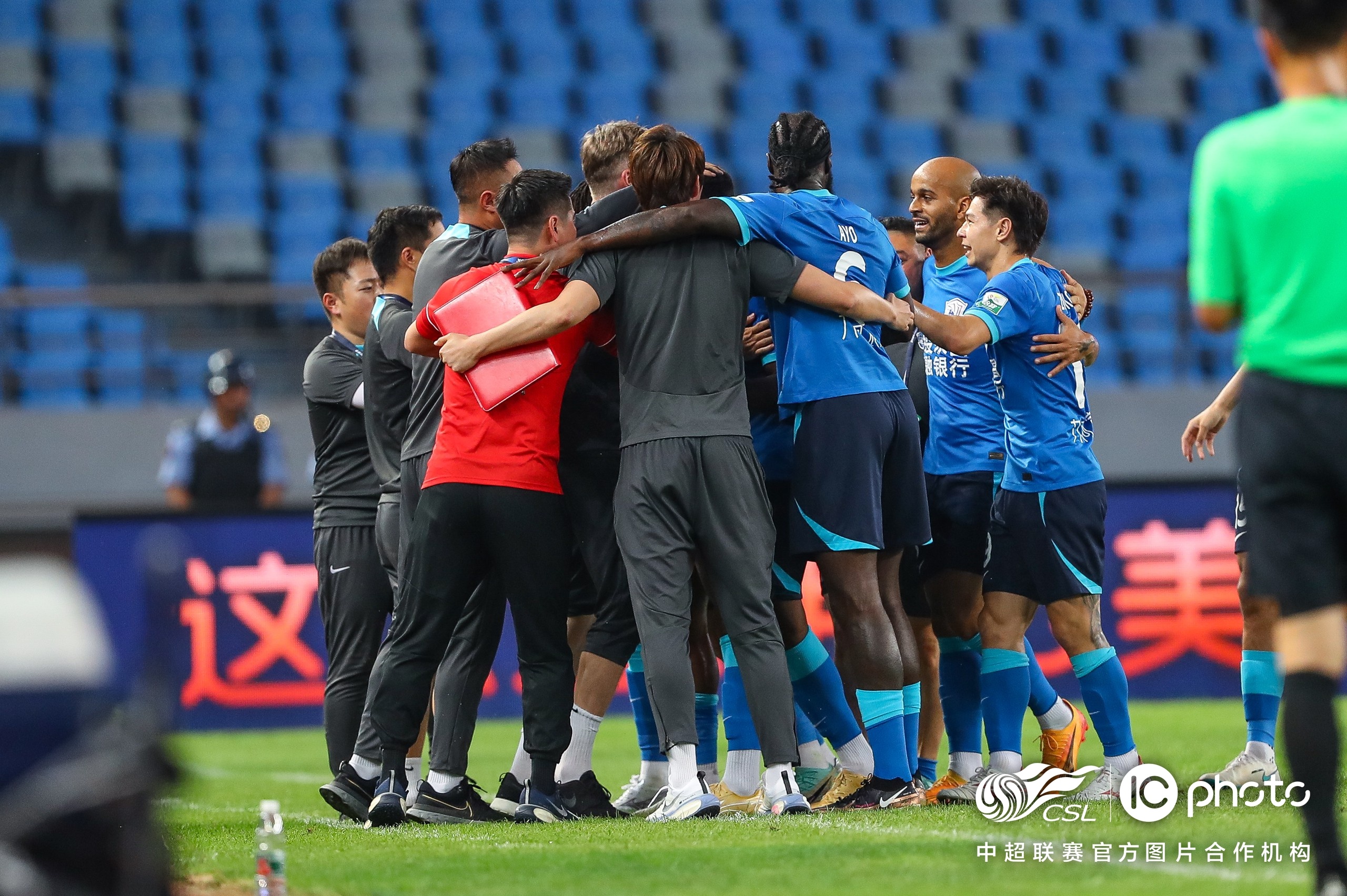 一场紧张的角逐为球迷们带来了激动人心的时刻 一场紧张的角逐为球迷们带来了激动人心的时刻