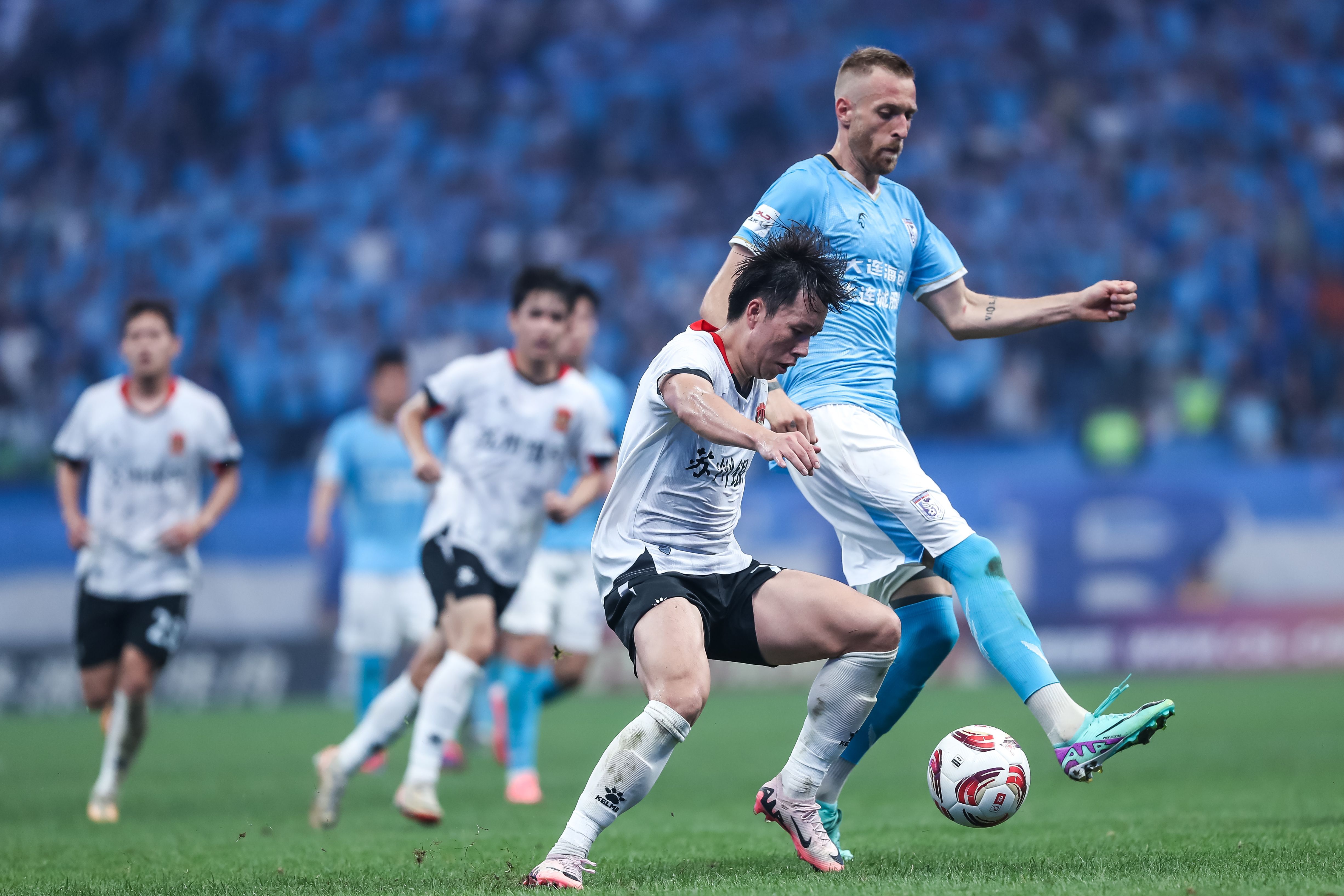 球员表现全方位，助球队赢取比赛胜利