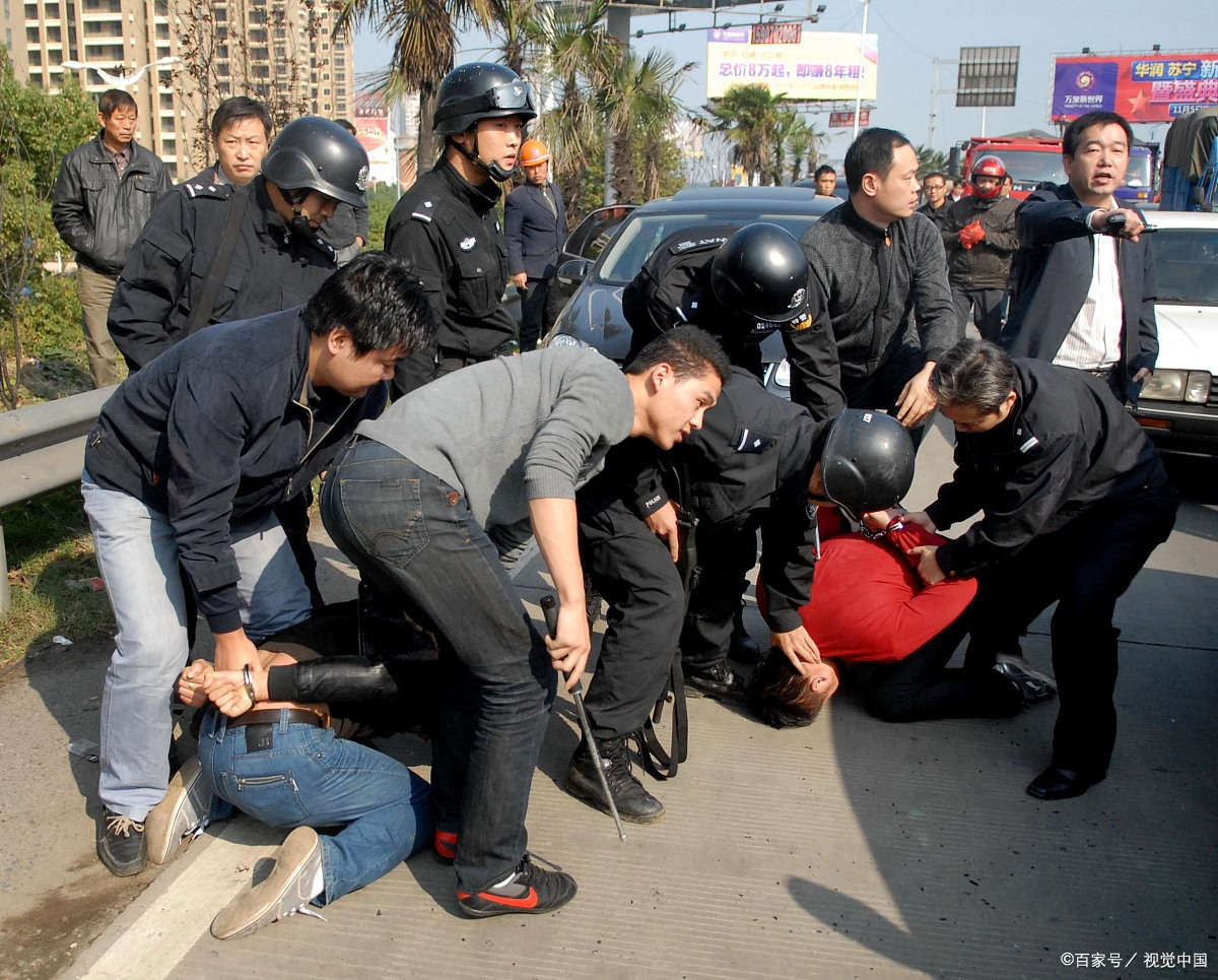 足球比赛现场暴力事件频发,警方出动维持秩序 足球比赛现场暴力事件频发,警方出动维持秩序