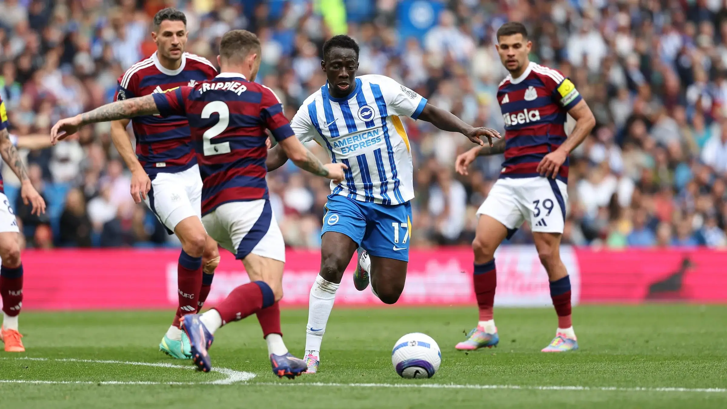 竞技队主场击败布莱顿，稳住领先位置，保持冠军气势