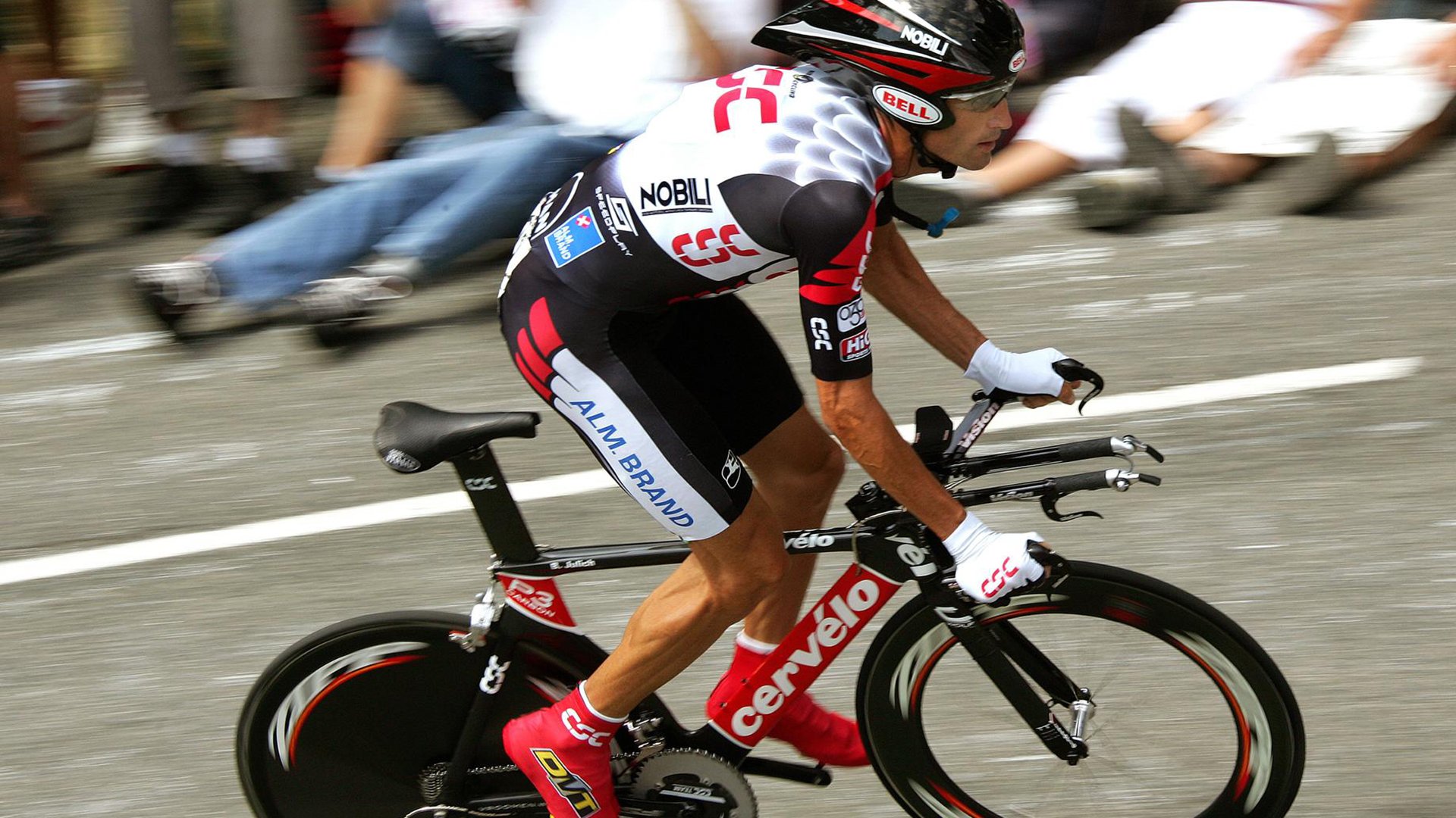 赛道与球场,当F1年度争冠焦点战遇上北京队打穿新疆队