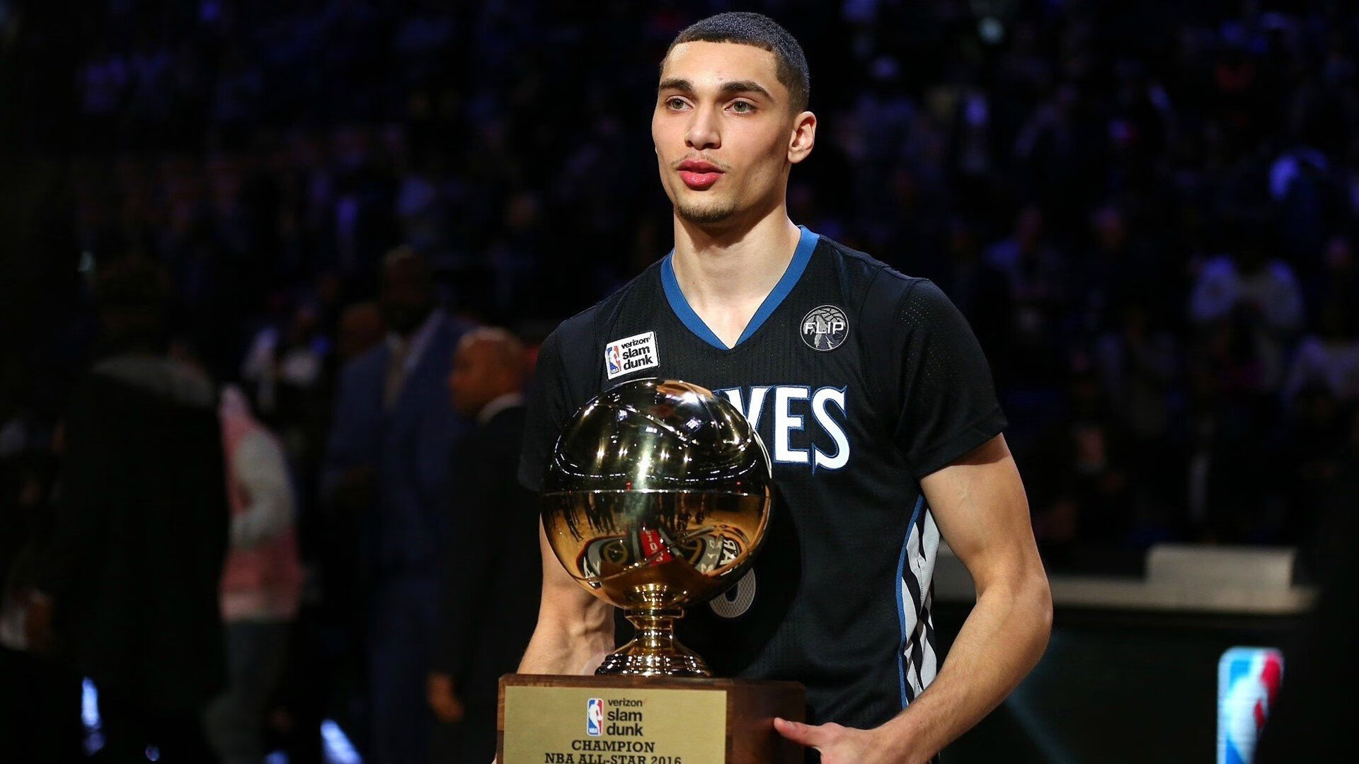 引擎轰鸣与球场统治，F1揭幕战之夜与恩比德的王者时刻