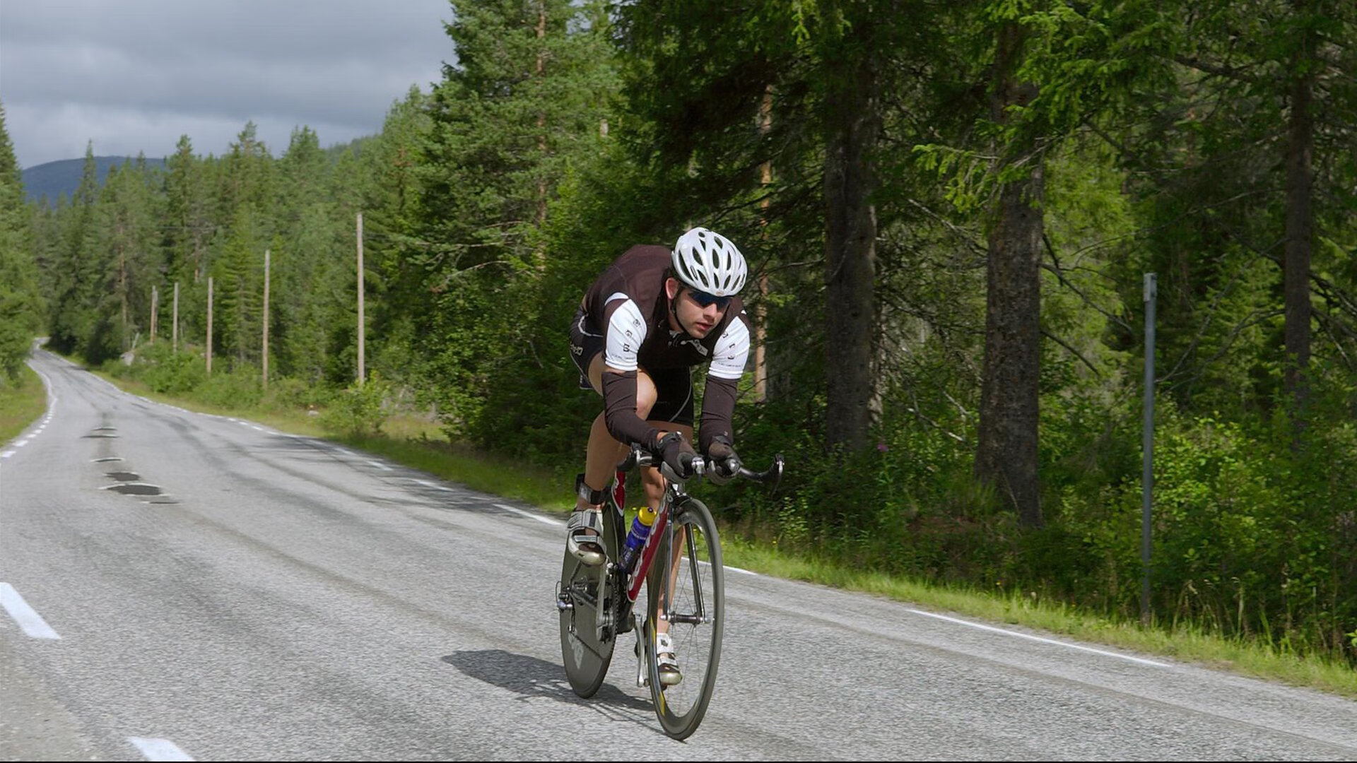 赛道与绿茵的共鸣，当F1争冠悬念在阿根廷绝杀希腊的夜晚交织