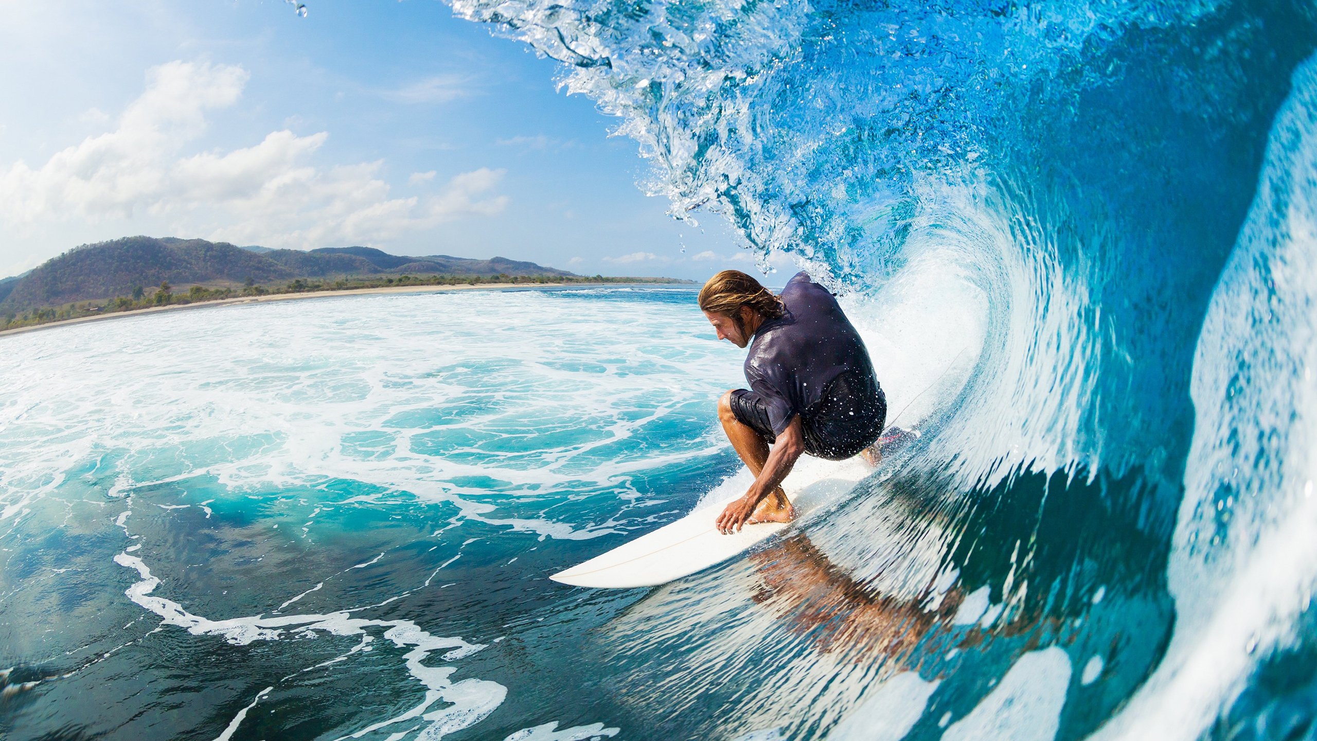 引擎轰鸣之夜，凯塞多火热状态点燃F1新赛季揭幕战